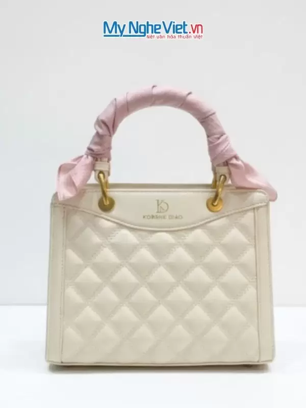 Khăn lụa vuông tơ tằm trơn màu hồng nhạt