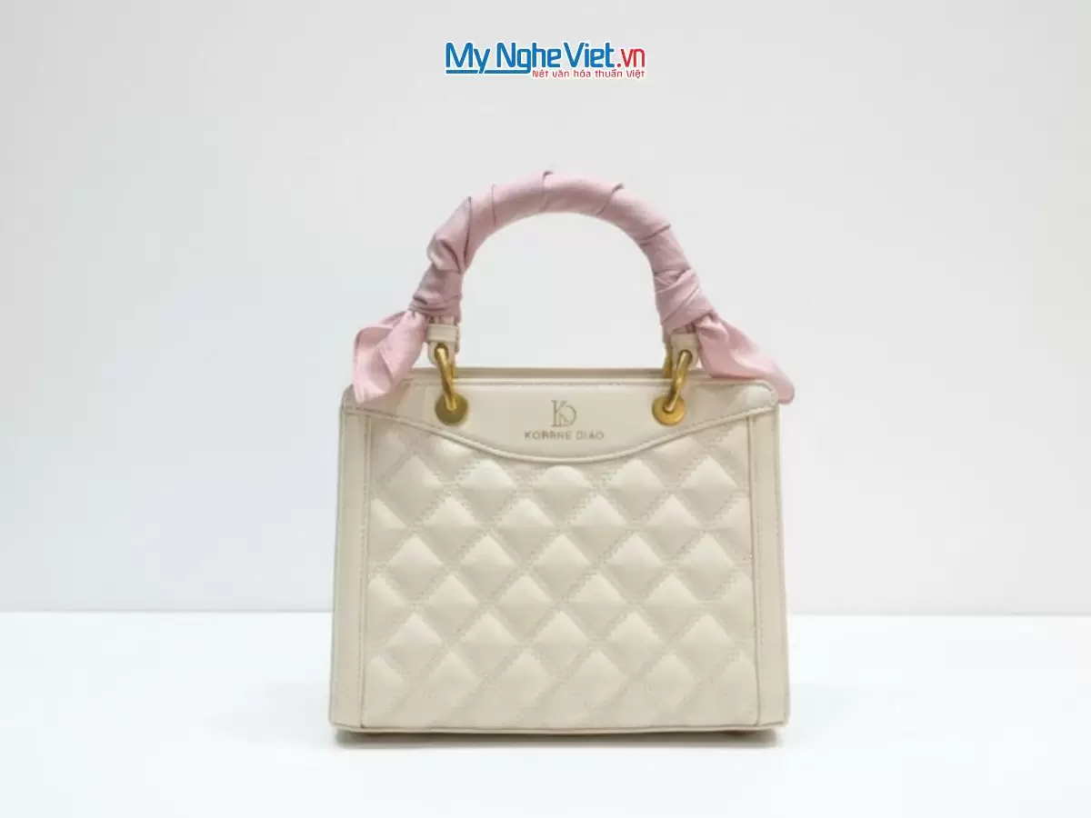 Khăn lụa vuông tơ tằm trơn màu hồng nhạt