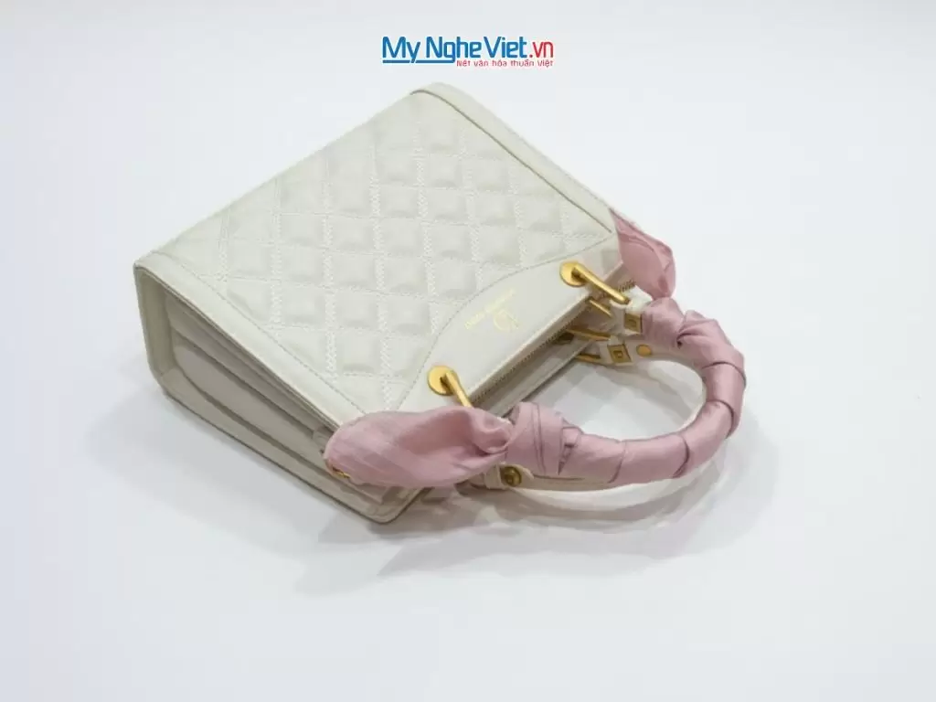 Khăn lụa vuông tơ tằm trơn màu hồng nhạt