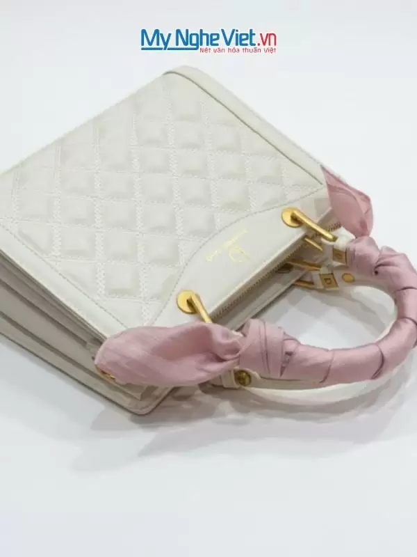 Khăn lụa vuông tơ tằm trơn màu hồng nhạt