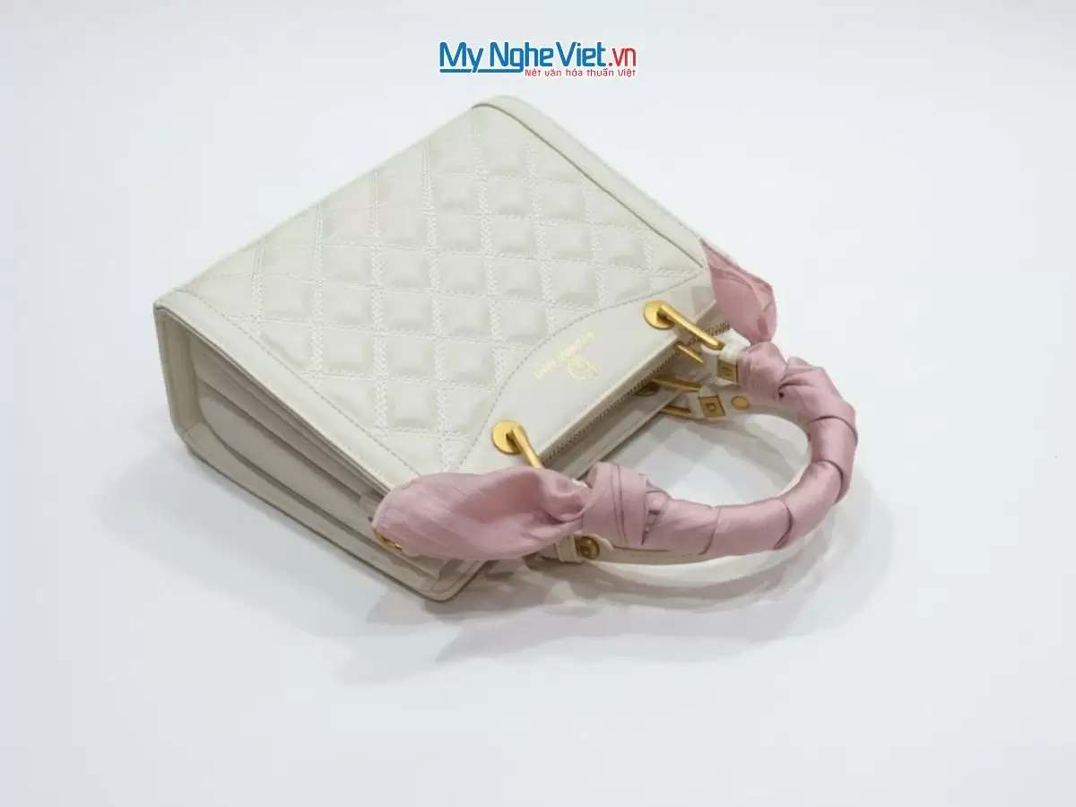 Khăn lụa vuông tơ tằm trơn màu hồng nhạt