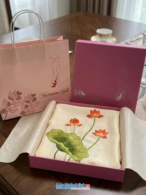 Khăn lụa đũi thêu tay hoa sen cao cấp
