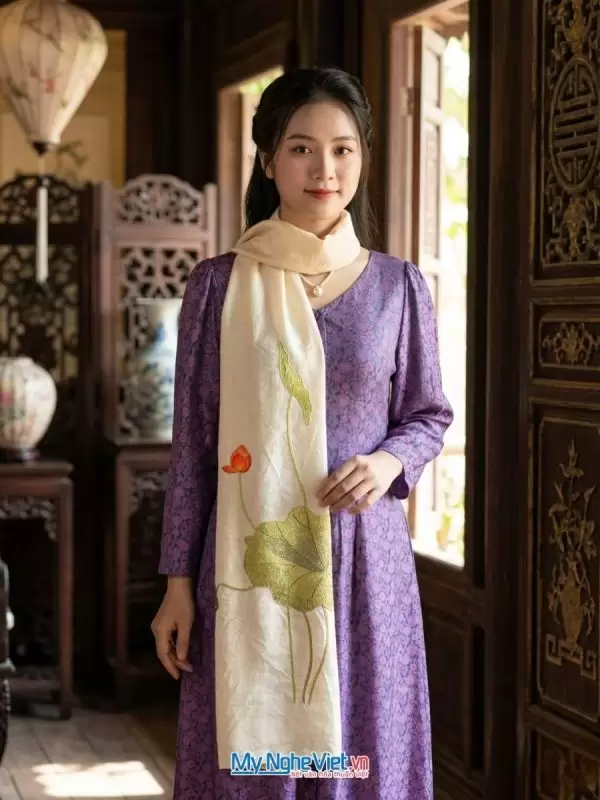 Khăn lụa đũi thêu tay hoa sen cao cấp