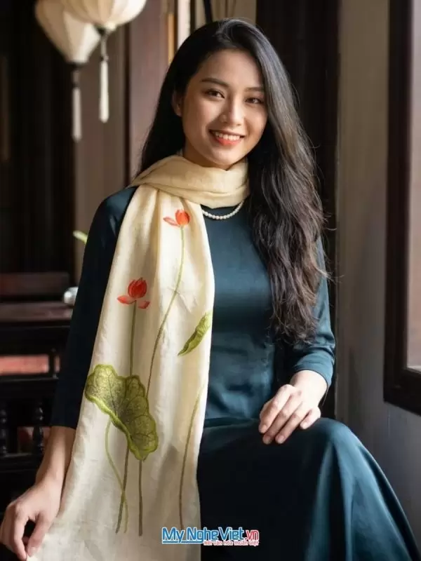 Khăn lụa đũi thêu tay hoa sen cao cấp