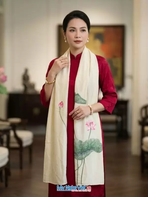 Khăn lụa đũi tơ tằm thêu tay hoa sen 100% silk cao cấp