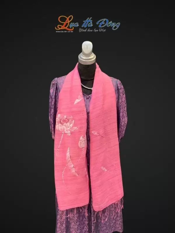Alternative view of Khăn lụa Đũi hồng vẽ sen 100% silk 80x180 tua rua KLTA80180/1