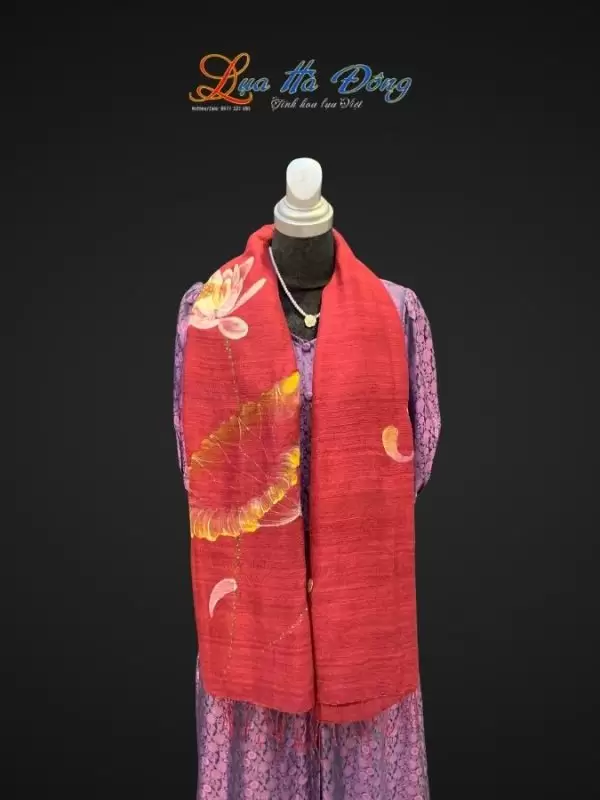 Alternative view of Khăn lụa Đũi đỏ mận vẽ sen 100% silk 80x180 tua rua KLTA80180/8