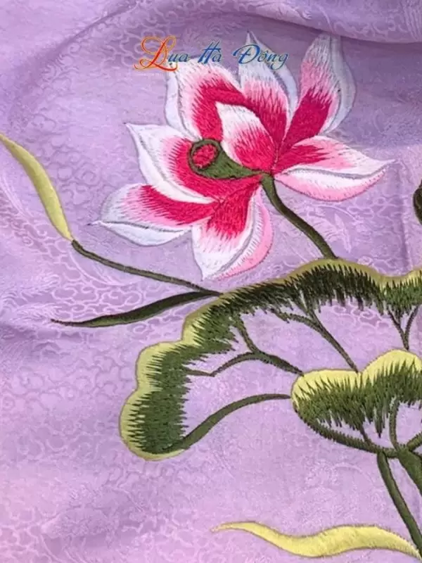 Alternative view of Khăn lụa thêu hoa sen hồng họa tiết sen phụng màu tím hoa cà kích thước 90x90cm KLTA9090/18.2