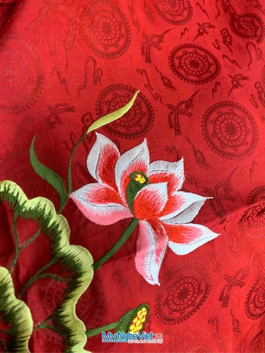 Khăn lụa tơ tằm thêu hoa sen họa tiết trống đồng