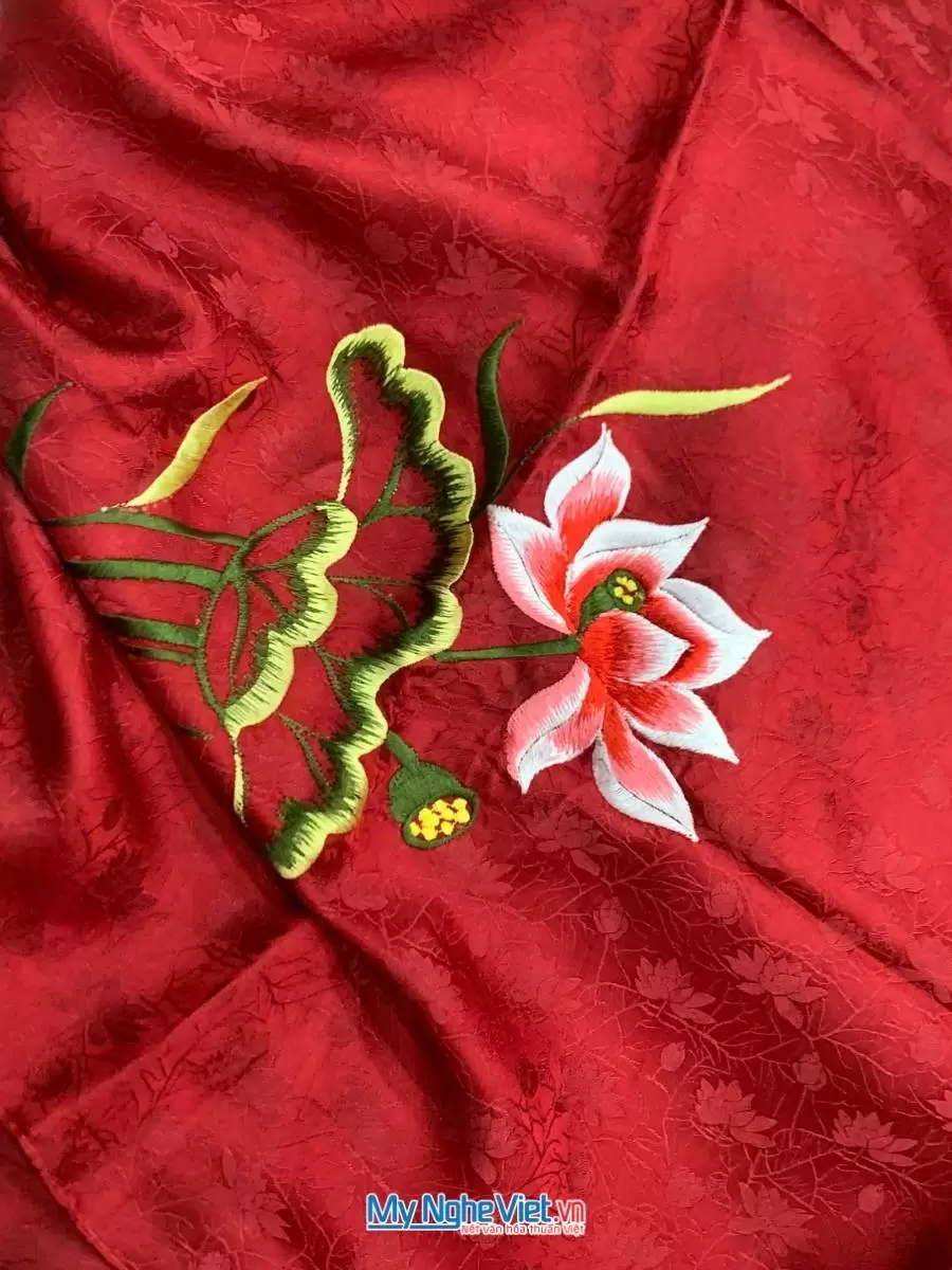 Khăn lụa tơ tằm thêu sen họa tiết sen dây màu đỏ