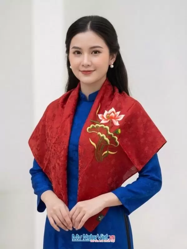 Khăn lụa tơ tằm thêu sen họa tiết sen dây màu đỏ