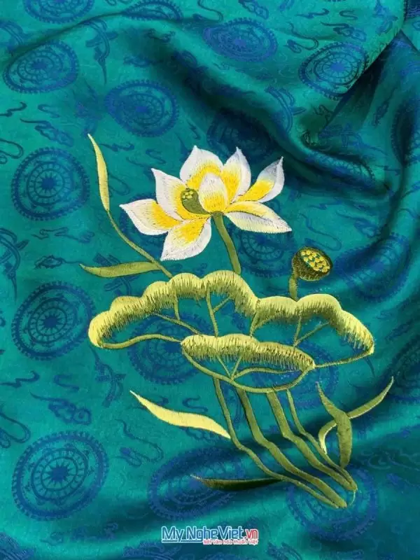 Khăn lụa tơ tằm thêu hoa sen họa tiết trống đồng