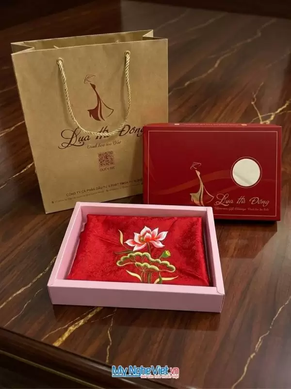 Khăn lụa tơ tằm thêu sen họa tiết sen dây màu đỏ
