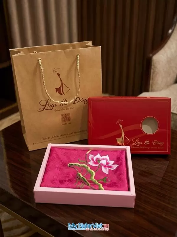 Khăn lụa tơ tằm thêu sen họa tiết sen dây