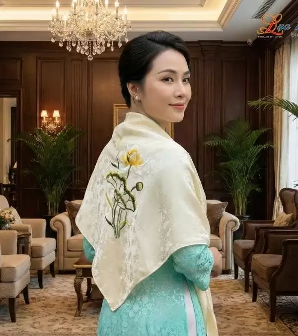 Khăn Lụa Vuông Tơ Tằm Thêu Hoa Sen Họa Tiết Sen Dây Màu Kem