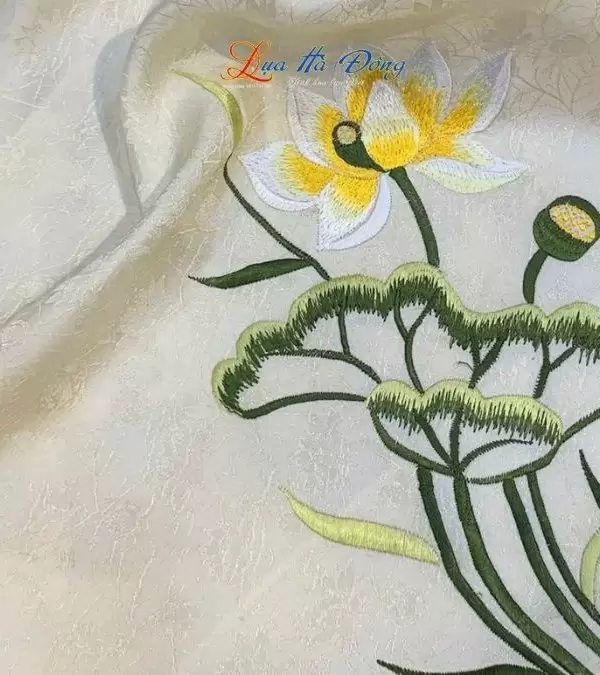 Khăn Lụa Vuông Tơ Tằm Thêu Hoa Sen Họa Tiết Sen Dây Màu Kem