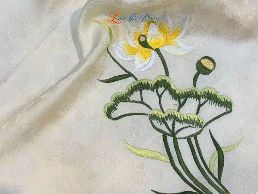 Khăn Lụa Vuông Tơ Tằm Thêu Hoa Sen Họa Tiết Sen Dây Màu Kem