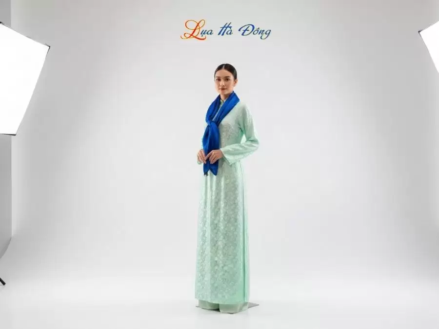 Khăn Lụa Vuông Tơ Tằm Thêu Hoa Sen Họa Tiết Sóng Mây Xanh Dương