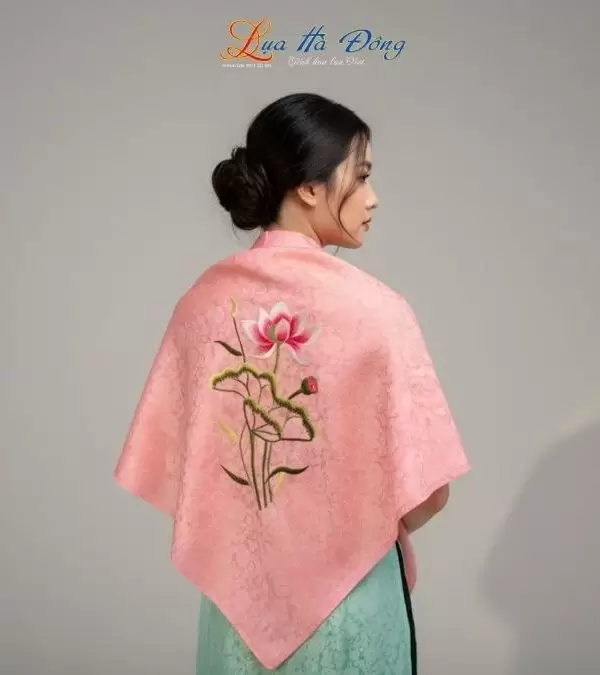 Khăn Lụa Vuông Tơ Tằm Thêu Hoa Sen Họa Tiết Hoa Cúc Hồng Phấn