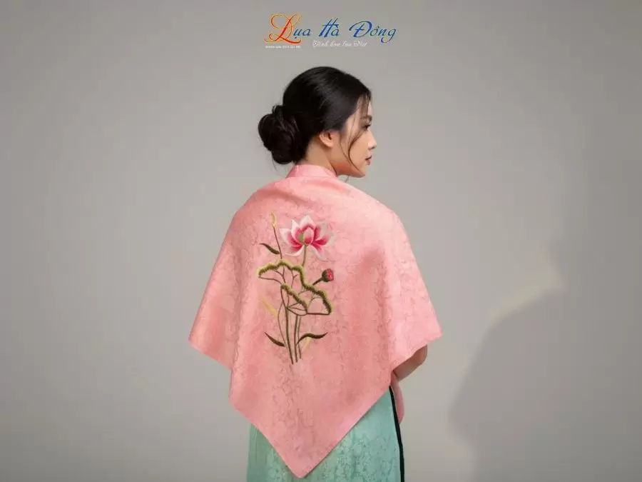 Khăn Lụa Vuông Tơ Tằm Thêu Hoa Sen Họa Tiết Hoa Cúc Hồng Phấn