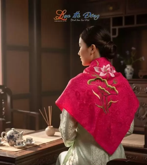 Khăn Lụa Vuông Tơ Tằm Thêu Hoa Sen Họa Tiết Hoa Cúc Màu Hồng Sen