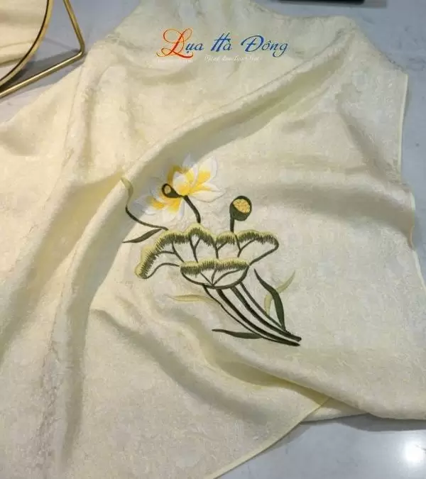 Khăn Lụa Vuông Tơ Tằm Thêu Hoa Sen Họa Tiết Hoa Cúc Màu Vàng Mỡ Gà