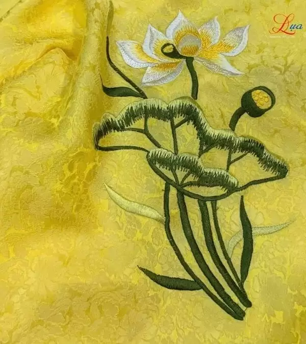 Khăn Lụa Vuông Tơ Tằm Thêu Hoa Sen Họa Tiết Hoa Cúc Vàng Tươi