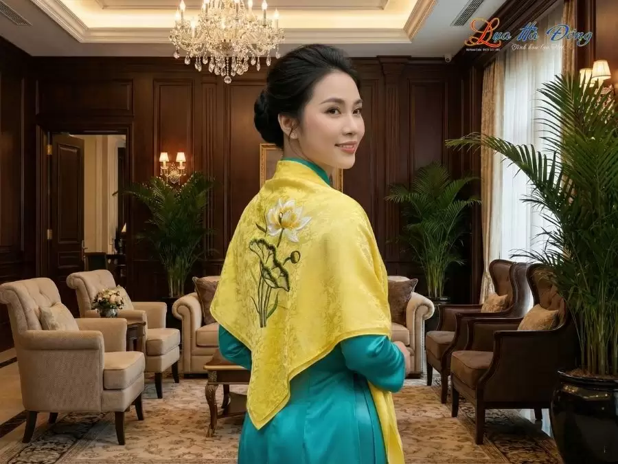 Khăn Lụa Vuông Tơ Tằm Thêu Hoa Sen Họa Tiết Hoa Cúc Vàng Tươi