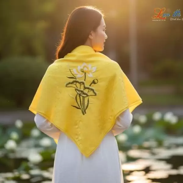 Khăn Lụa Vuông Tơ Tằm Thêu Hoa Sen Họa Tiết Hoa Cúc Vàng Tươi