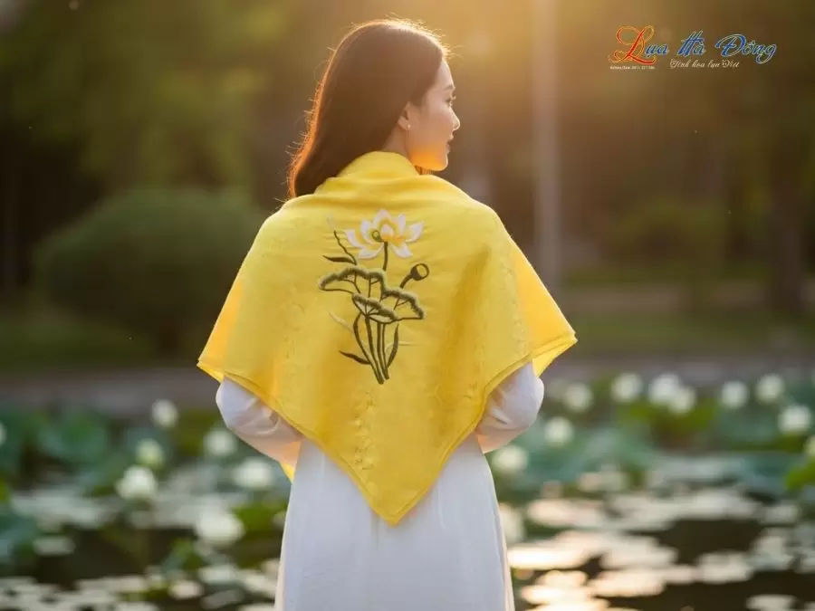 Khăn Lụa Vuông Tơ Tằm Thêu Hoa Sen Họa Tiết Hoa Cúc Vàng Tươi