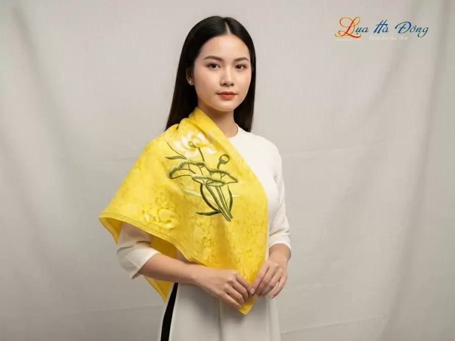 Khăn Lụa Vuông Tơ Tằm Thêu Hoa Sen Họa Tiết Hoa Cúc Vàng Tươi