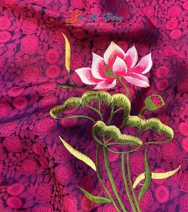 Khăn Lụa Vuông Tơ Tằm Thêu Hoa Sen Họa Tiết Hồng Thọ Màu Tím