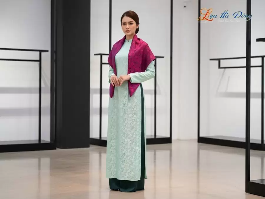 Khăn Lụa Vuông Tơ Tằm Thêu Hoa Sen Họa Tiết Hồng Thọ Màu Tím