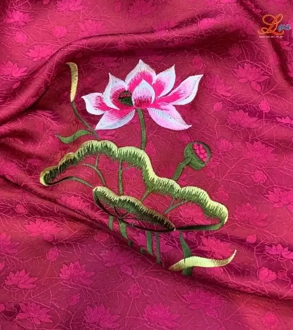 Khăn Lụa Vuông Tơ Tằm Thêu Hoa Sen Họa Tiết Sen Dây Màu Tím Hồng