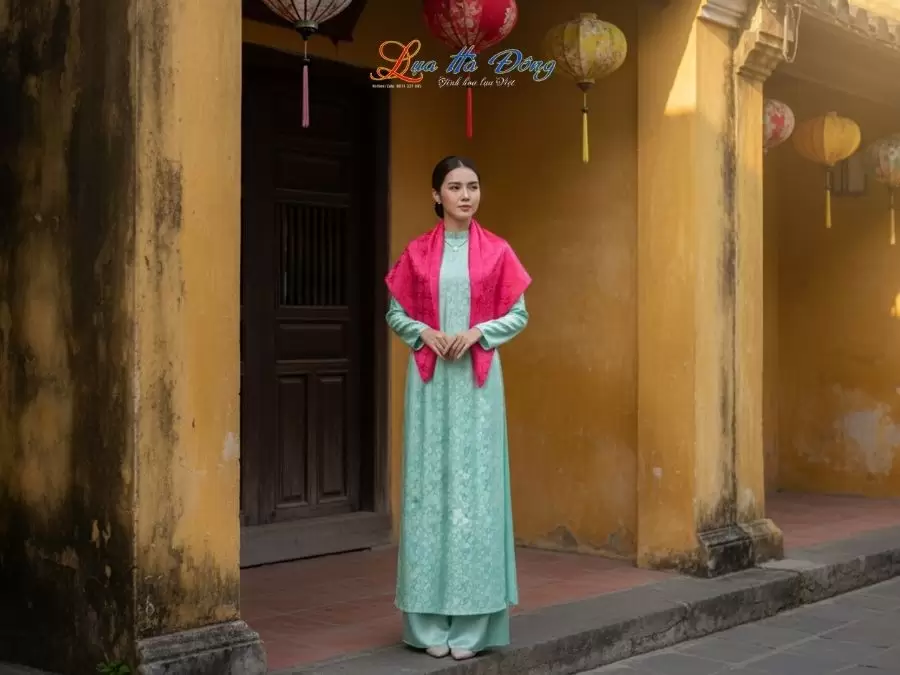 Khăn Lụa Vuông Tơ Tằm Thêu Hoa Sen Họa Tiết Trống Đồng Màu Hồng