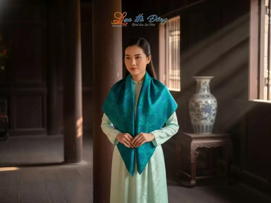 Khăn Lụa Vuông Tơ Tằm Thêu Hoa Sen Họa Tiết Trống Đồng Xanh Dương