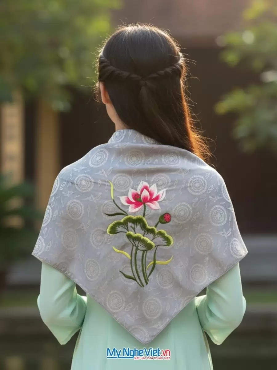 Khăn lụa tơ tằm thêu sen họa tiết trống đồng