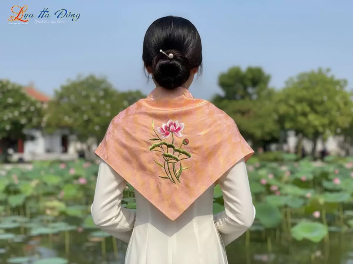Khăn vuông lụa tơ tằm họa tiết hoa bèo màu vàng cam