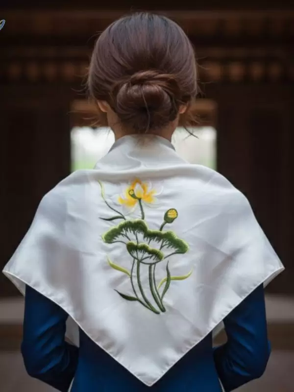 Khăn Lụa Vuông Tơ Tằm Thêu Sen Trơn Màu Trắng