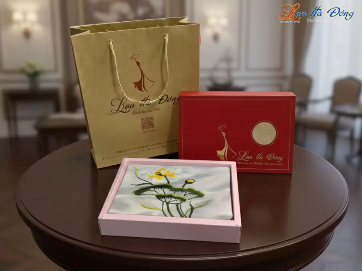 Khăn Vuông Lụa Tơ Tằm Thêu Sen Trơn Màu Vàng Mỡ Gà KLTA9090/13 - Ảnh 5