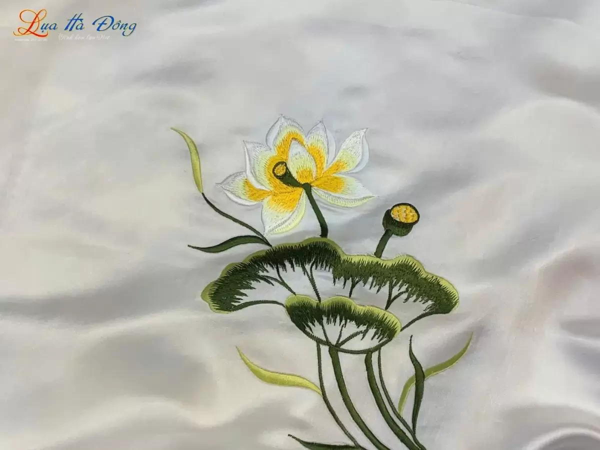 Khăn Vuông Lụa Tơ Tằm Thêu Sen Trơn Màu Vàng Mỡ Gà KLTA9090/13 - Ảnh 4