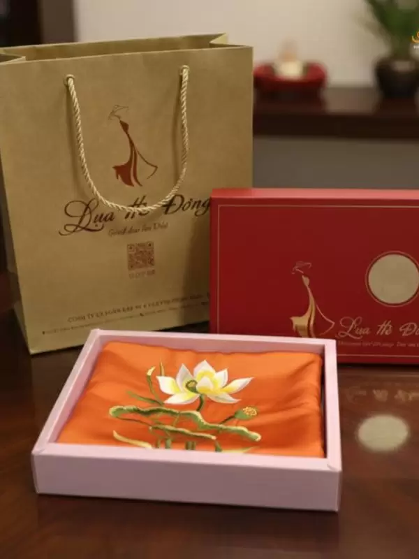 khăn vuông lụa tơ tằm thêu sen trơn màu cam