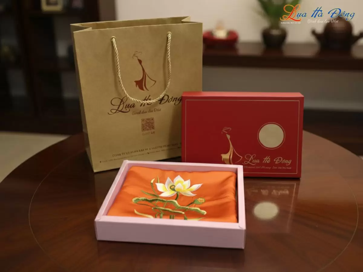 khăn vuông lụa tơ tằm thêu sen trơn màu cam