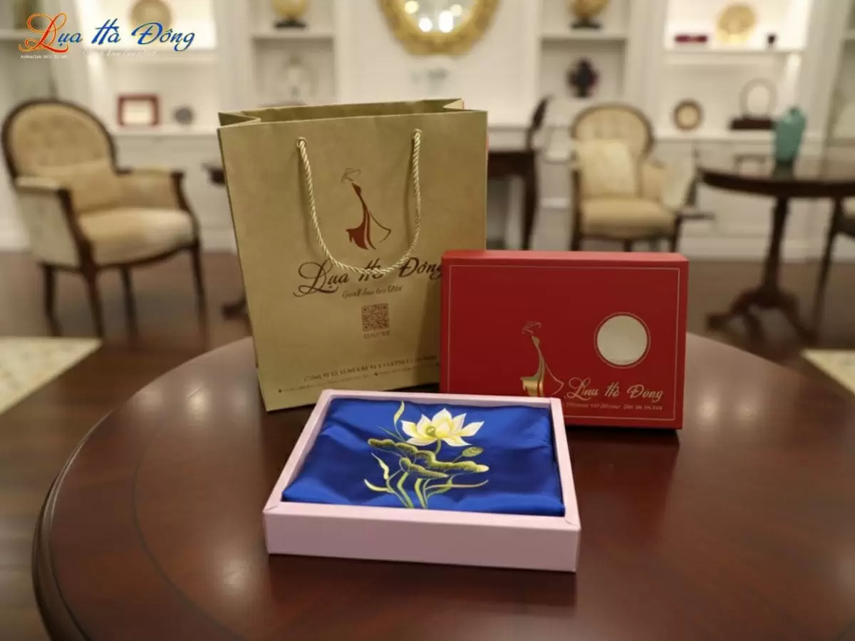 Khăn vuông lụa tơ tằm trơn màu xanh navy