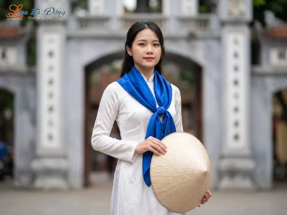 Khăn vuông lụa tơ tằm trơn màu xanh navy