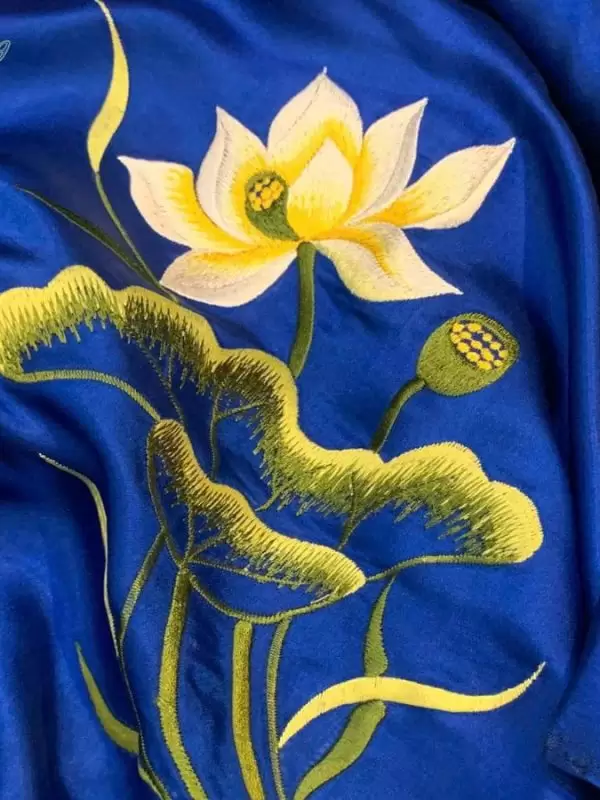 Khăn vuông lụa tơ tằm trơn màu xanh navy