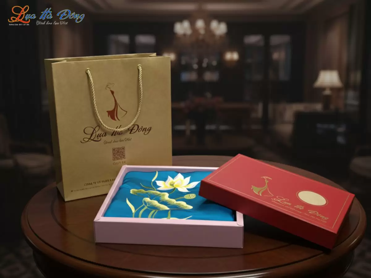 khăn vuông lụa tơ tằm thêu sen trơn màu xanh cổ vịt