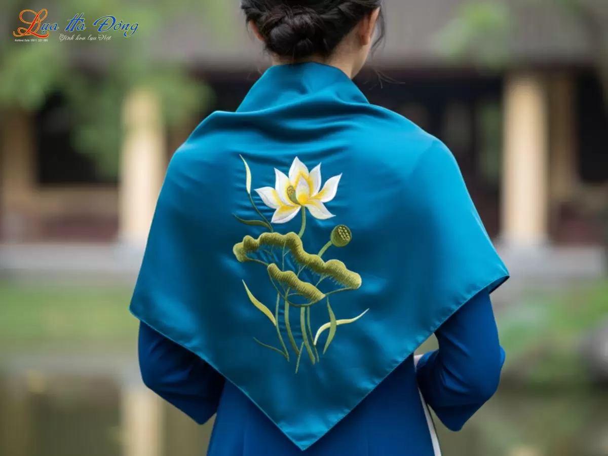 khăn vuông lụa tơ tằm thêu sen trơn màu xanh cổ vịt