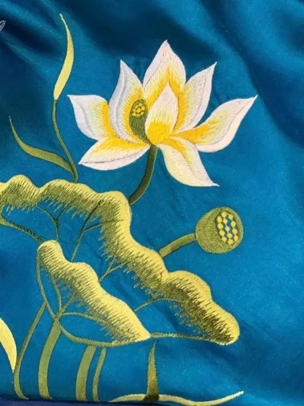 khăn vuông lụa tơ tằm thêu sen trơn màu xanh cổ vịt