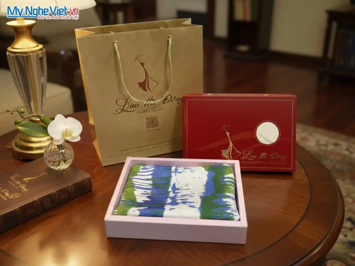 Khăn loang lụa tơ tằm